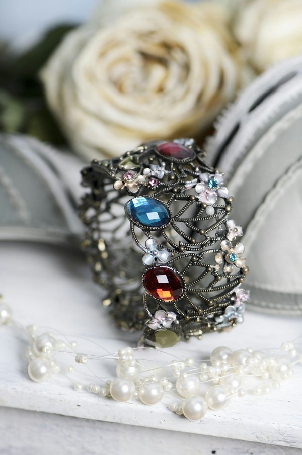 Ladies' bracelets: trends, accessorizing and Care